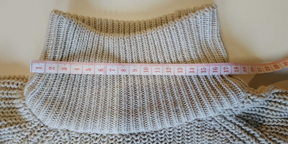 Długi, gruby, biały sweter golf oversize 50% bawełna