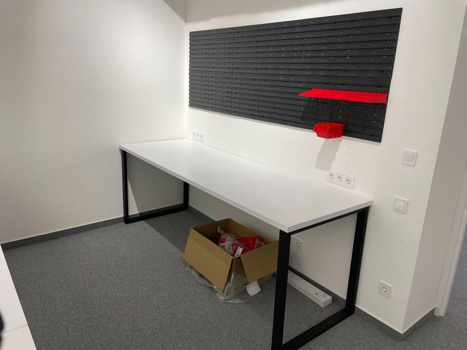 Продається новий білий стіл на металевій основі ДСП 32 мм - Д ~ 240 см