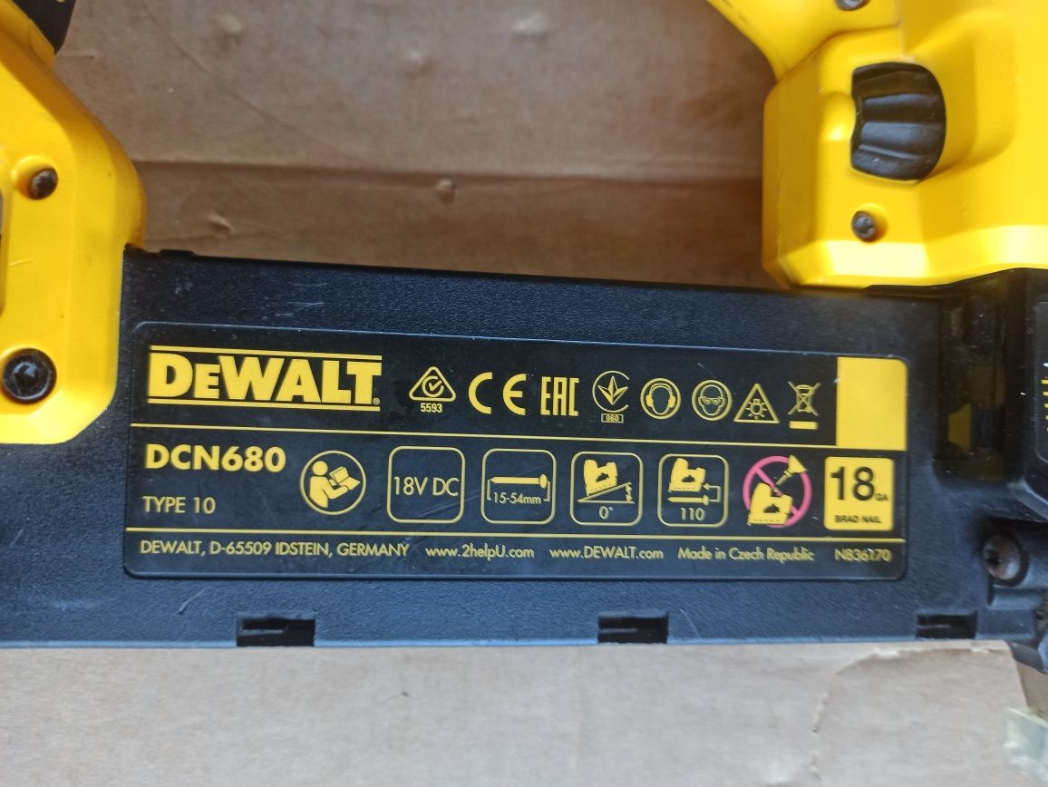 Gwoździarka DeWalt DCN680