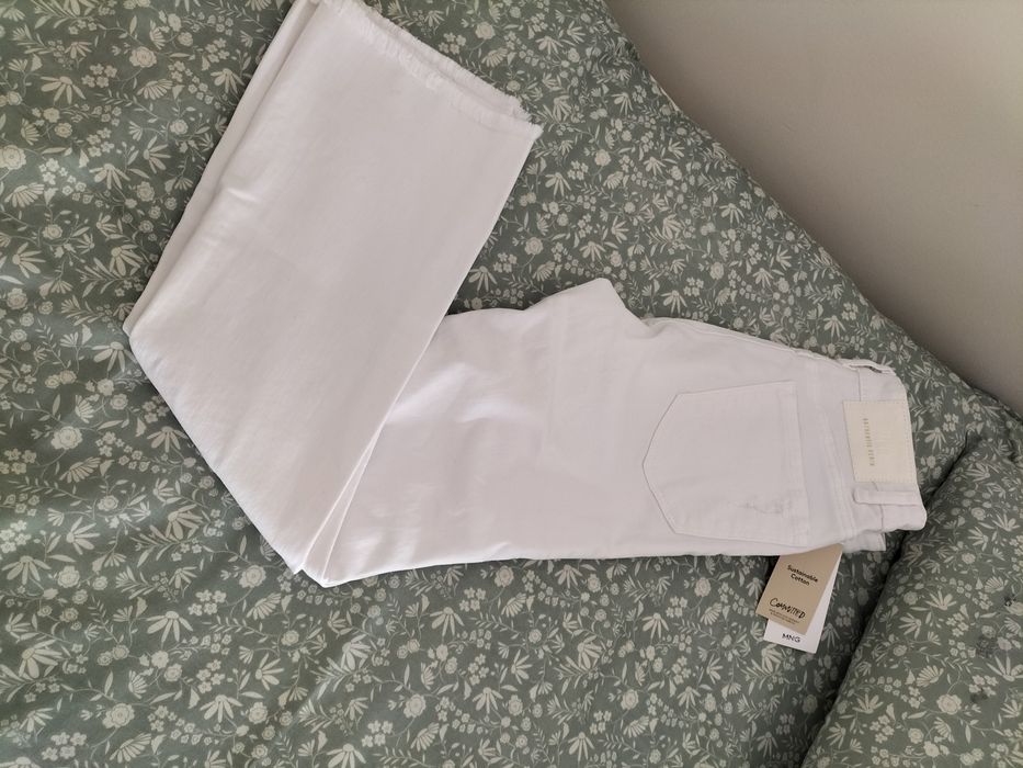 Calças brancas a boca de sino Novas Mango