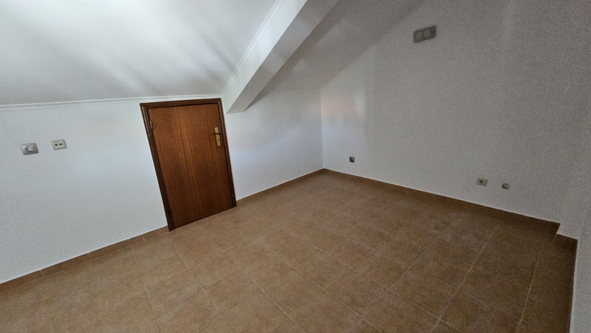 MORADIA T5 em Fernão Ferro - LER ATENTAMENTE TODO O ANUNCIO