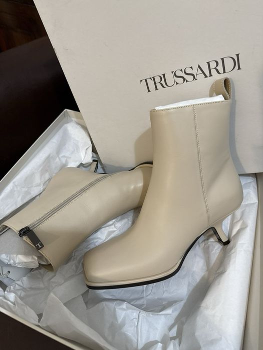 Trussardi бежеві шкіряні ботальйони 36 -37 розмір