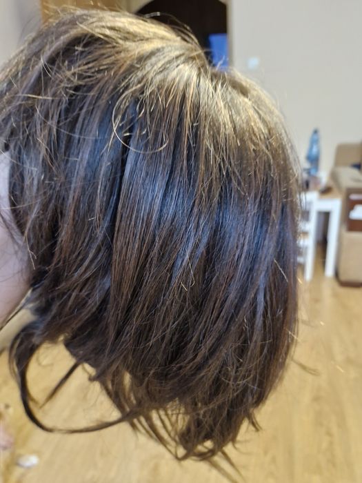 Peruka koloru brązowego