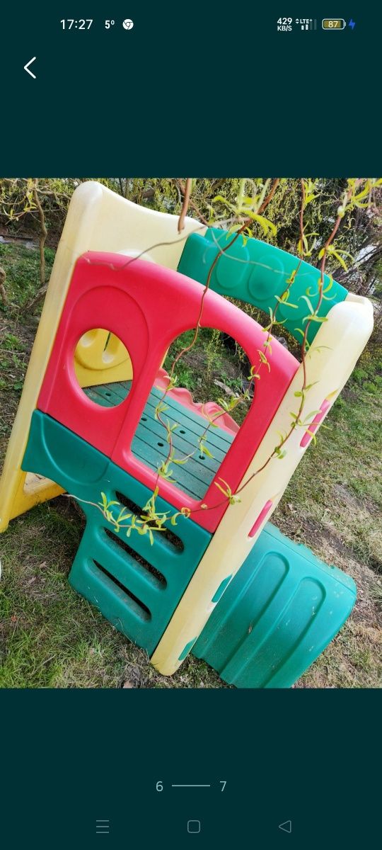 Plac zabaw dla dzieci little tikes zawierający zjeżdżalni