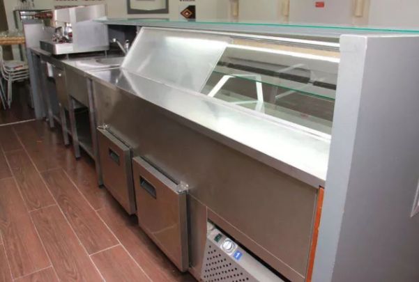 Balcão em madeira tratada para restaurante ou café