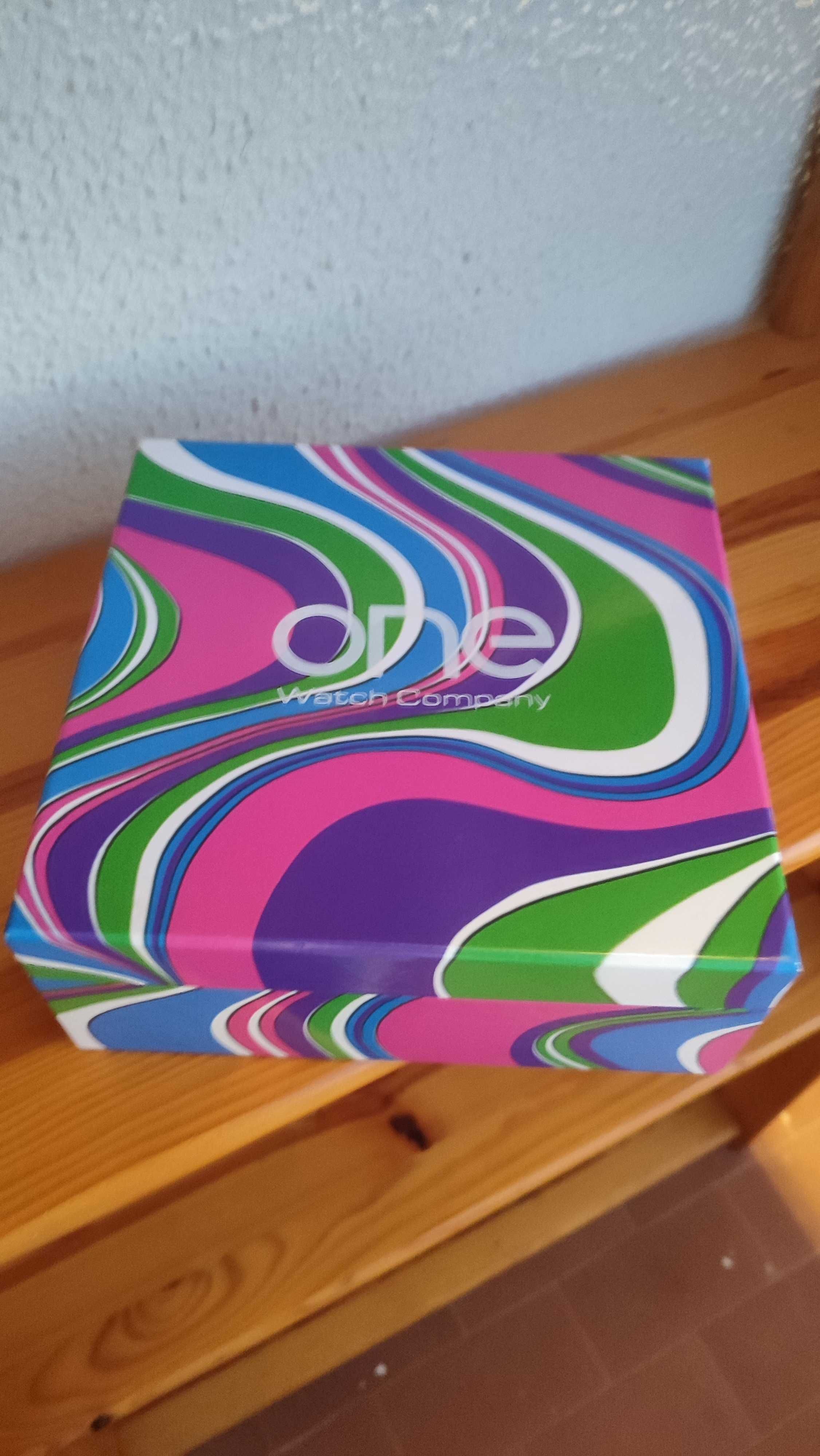 Box relógio One com 6 braceletes