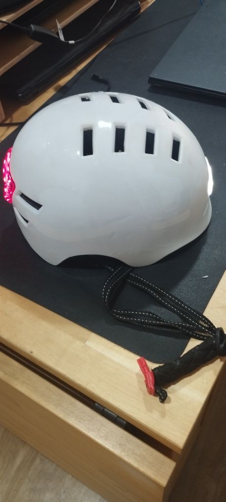 Capacete Bicicleta/trotineta com iluminação traseira e frontal