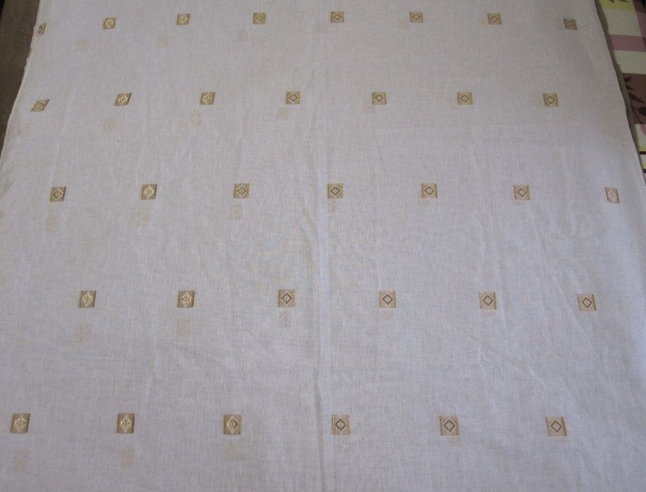Ткань белая с выбитыми золотистыми квадратами 275 на 175 см
