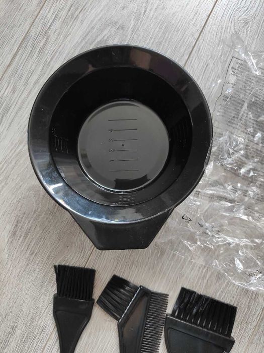 Zestaw Avon do farbowania włosów.