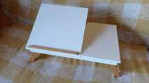 Drewniany stolik pod laptopa