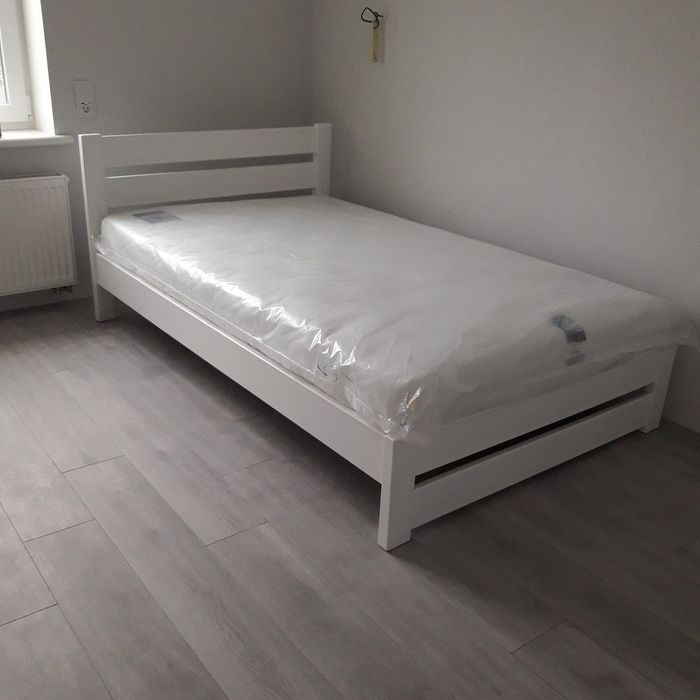 Дерев'яне ліжко з масиву