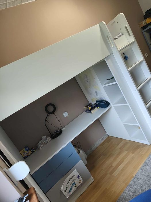 Łóżko piętrowe na antresoli z biurkiem i szafką