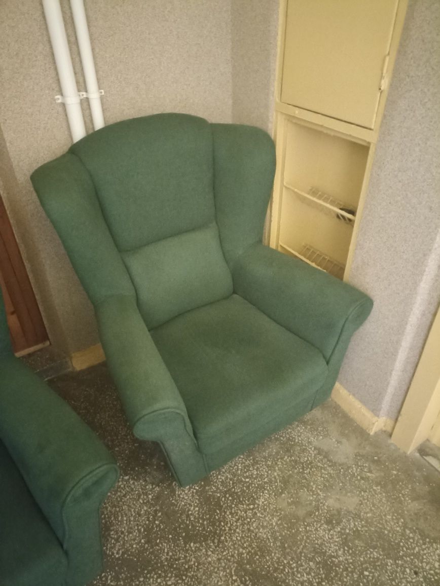 Zielone fotele, sprężyny w siedziskach do wymiany