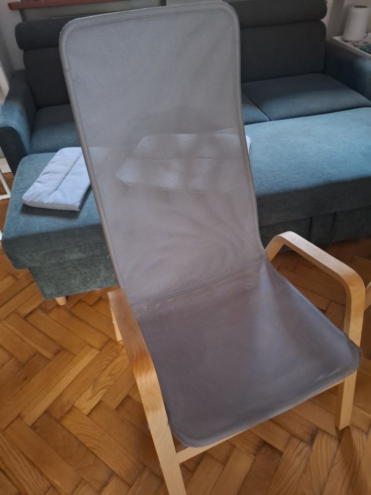 Szary fotel z drewnianymi oparciami IKEA Nolbyn