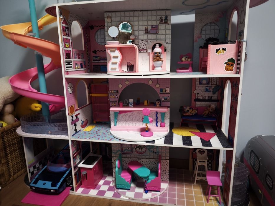Domek LOL Suprise OMG ze zjeżdżalnią, windą i samochodem