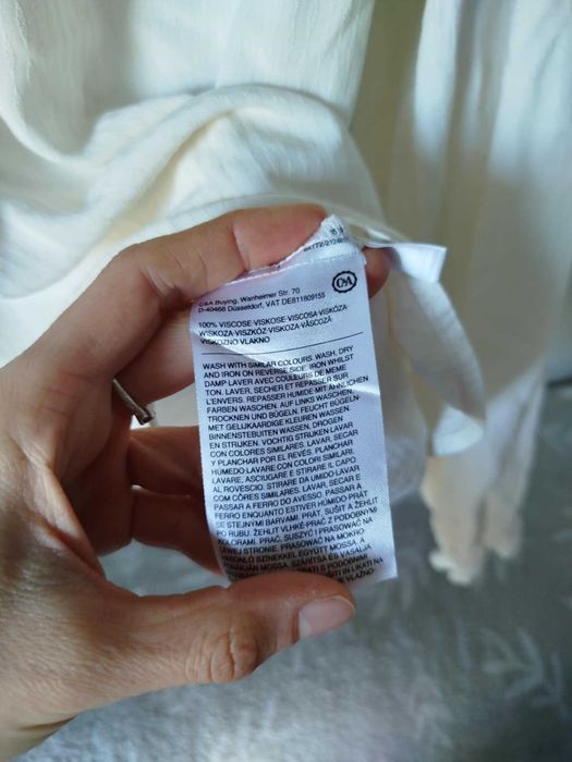 Jasna, elegancka bluzka wiązana pod szyją