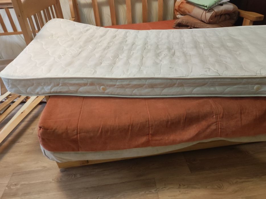 Дерев'яні кроваті 2шт.