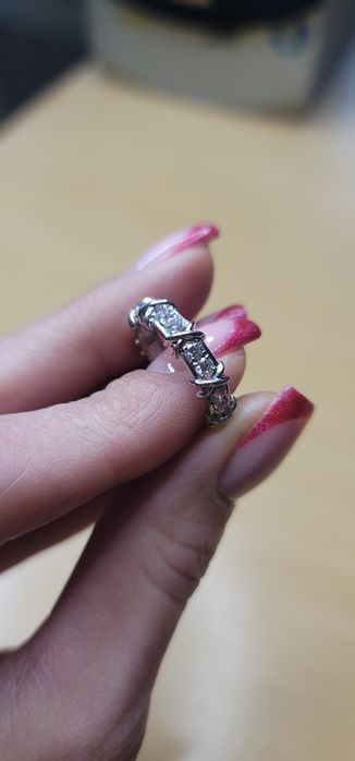 Золота каблучка з фіанітами у стилі Tiffany