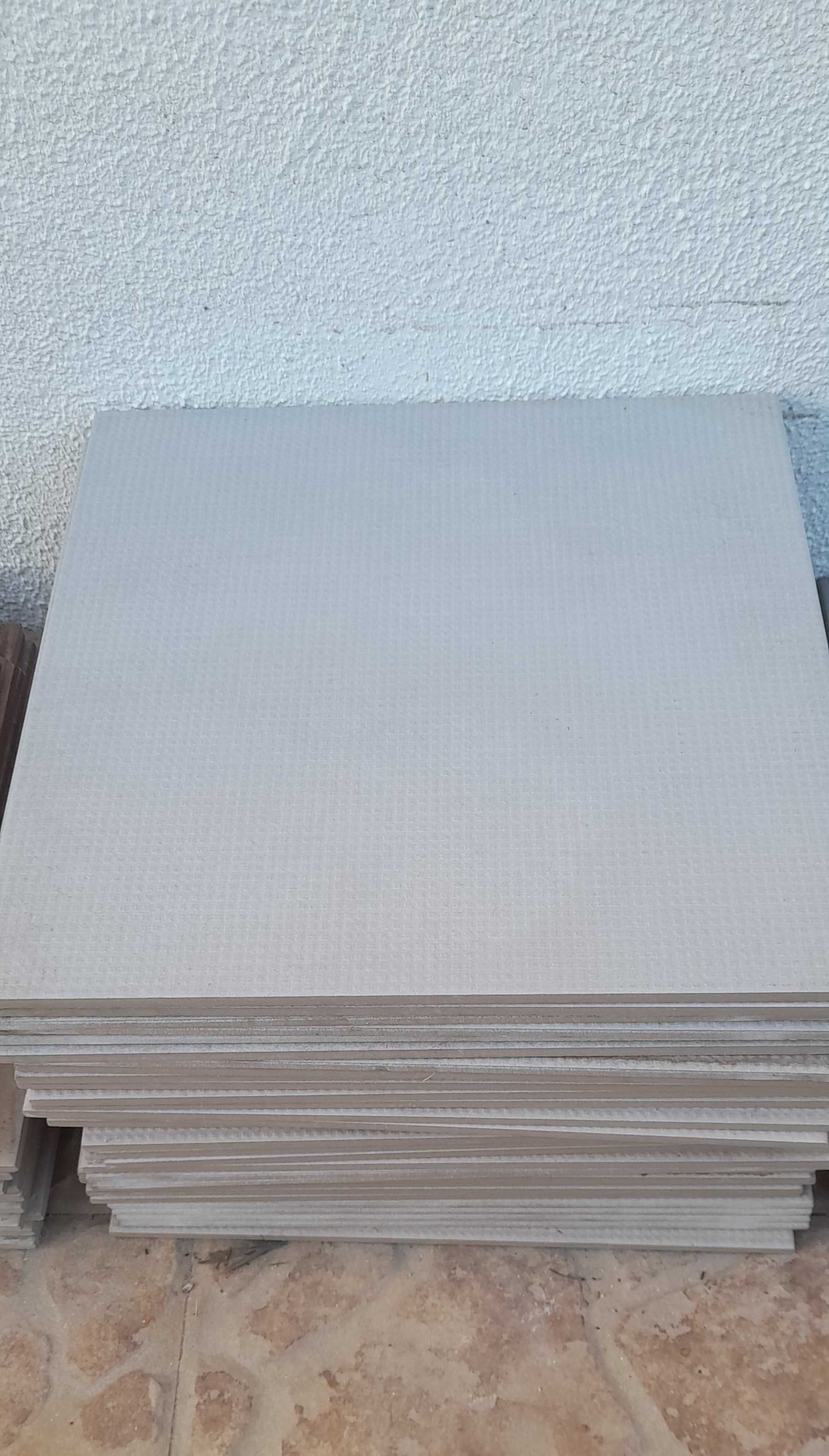 Mosaicos rugosos cinza claro e cinza mais escuro 33x33cm