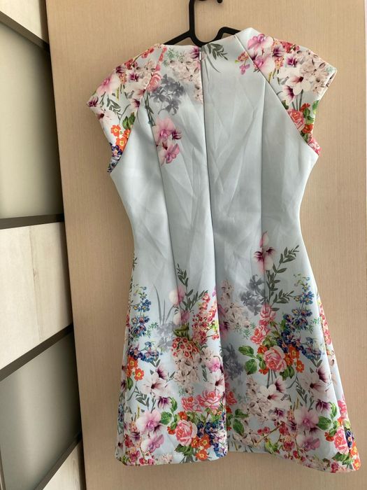 Krótka błękitna sukienka w kwiatki