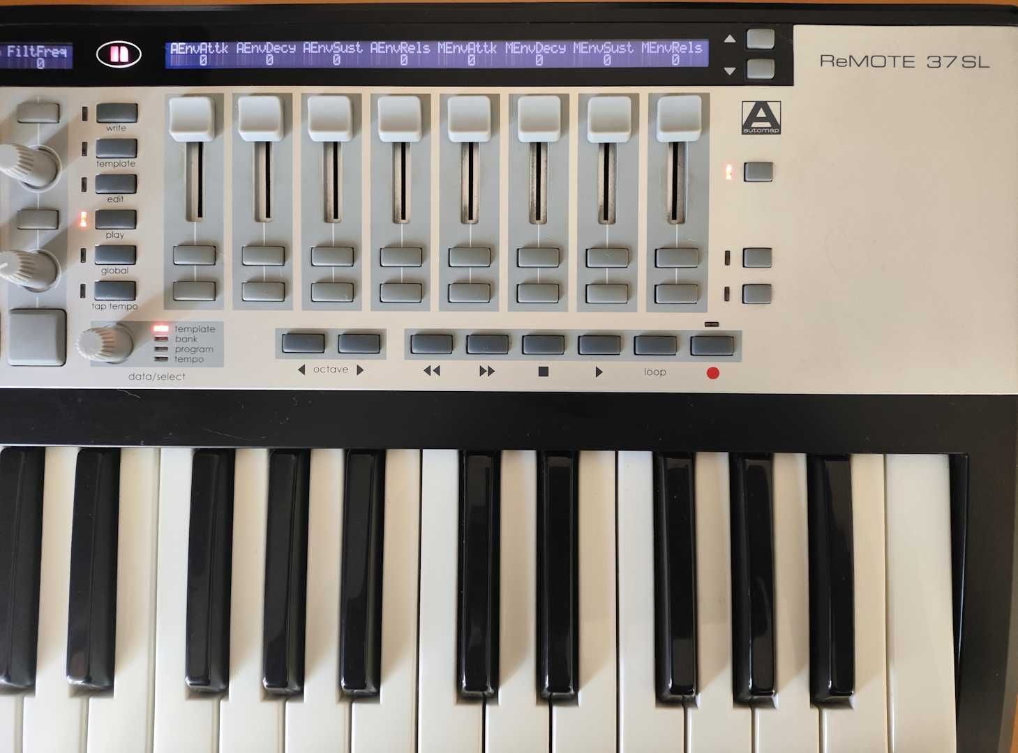 Novation ReMOTE 37 SL - Teclado (Cubase/Live/Reason/Logic/FL) em caixa