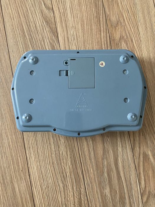 Компʼютер дитячий озвучений іспанською мовою.