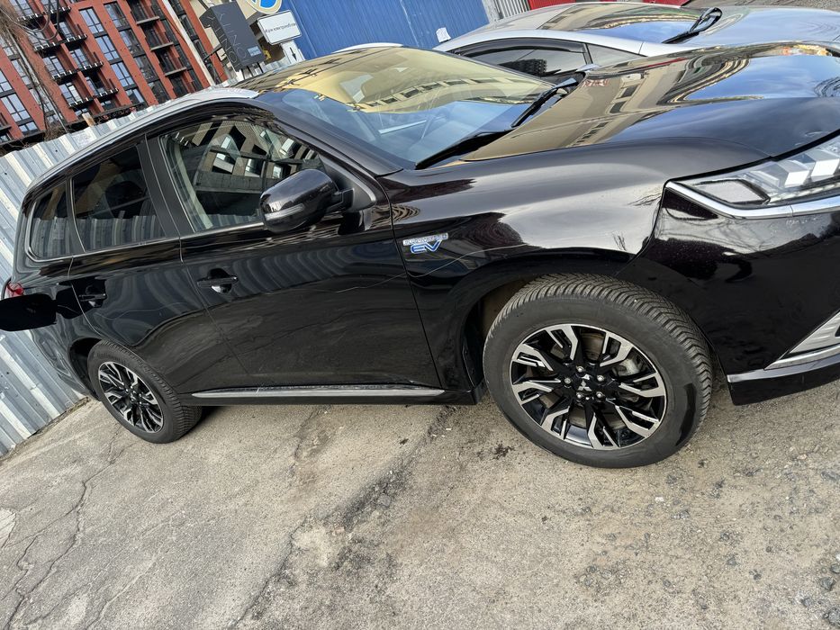 Авто Mitsubishi Outlander PHEV 2018