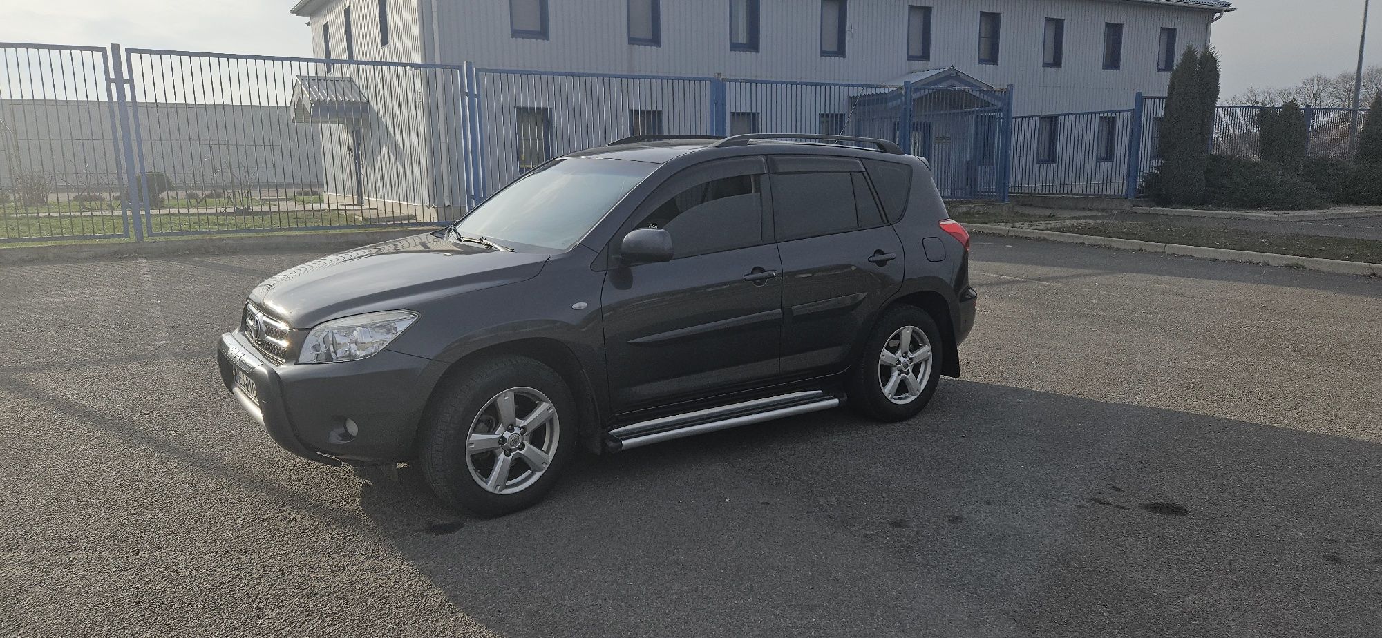 Toyota.    Rav 4