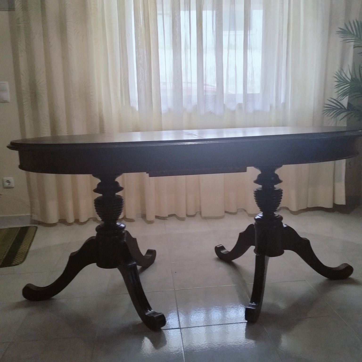 Mesa de jantar de madeira maciça