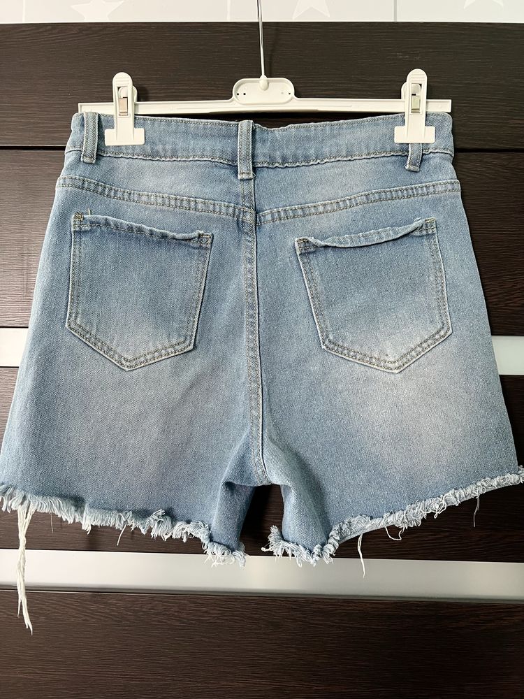 Spodenki jeansowe z dziurami 38