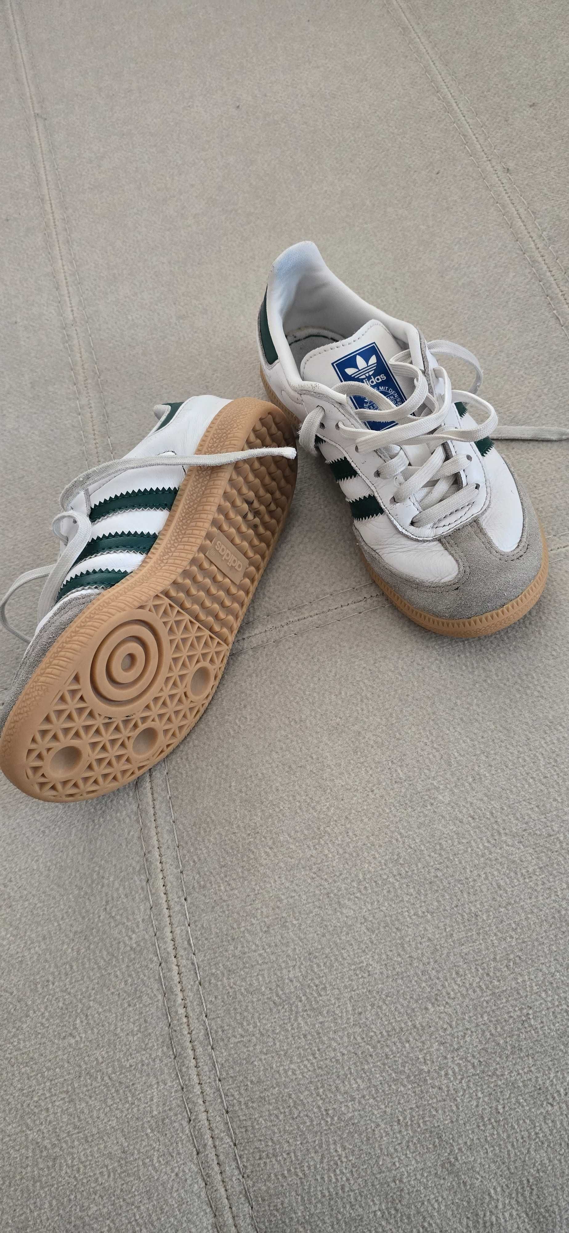 Sapatilhas de criança Adidas Samba com poucas marcas de uso.