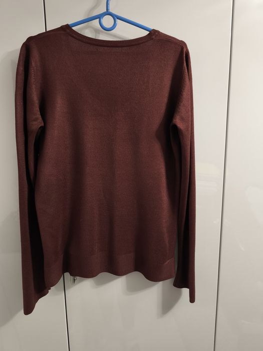 Sweter z dekoltem w literę V