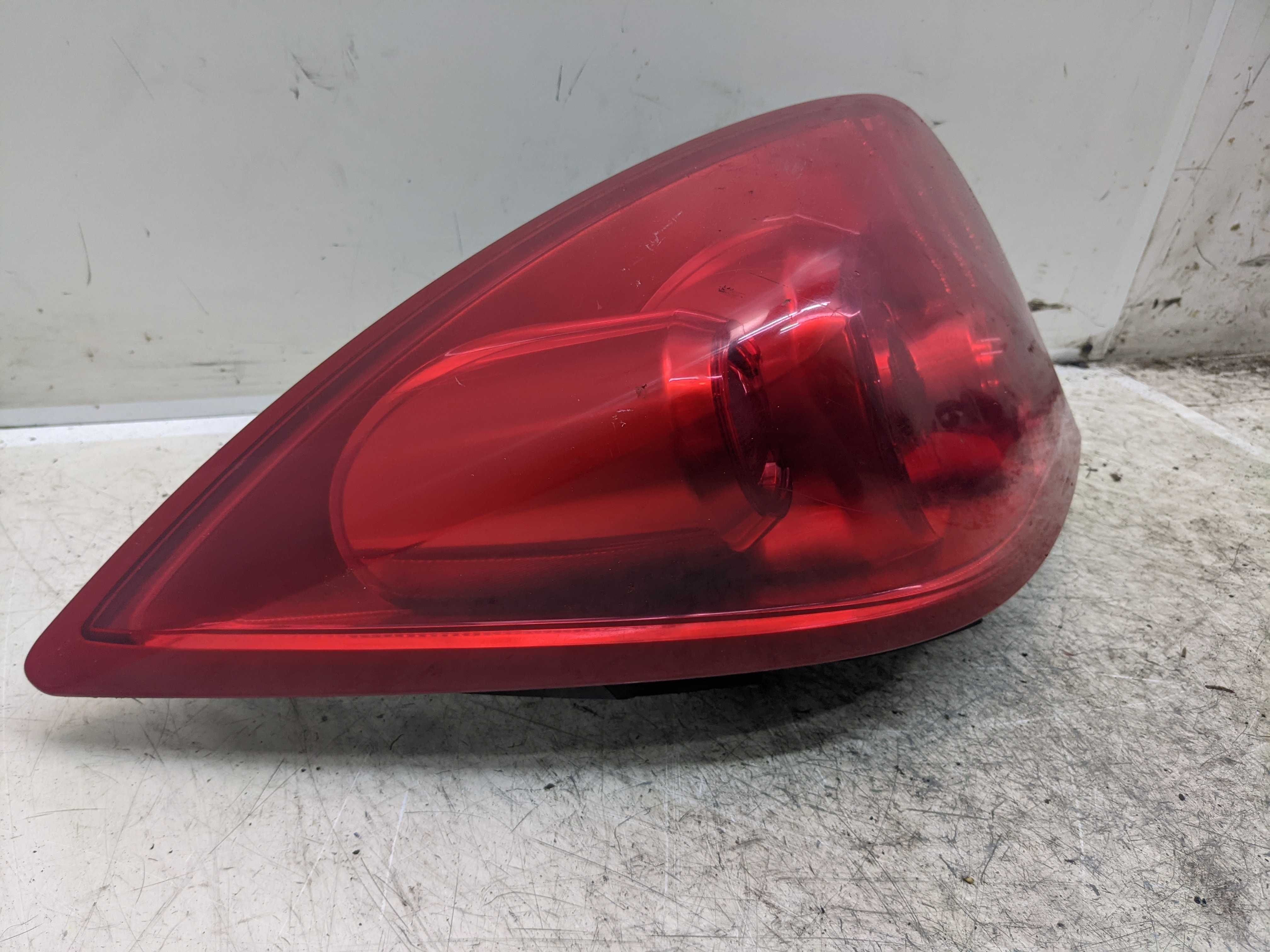 Nissan Primera P12 HB Lampa Prawy Tył Prawa Tylna Valeo