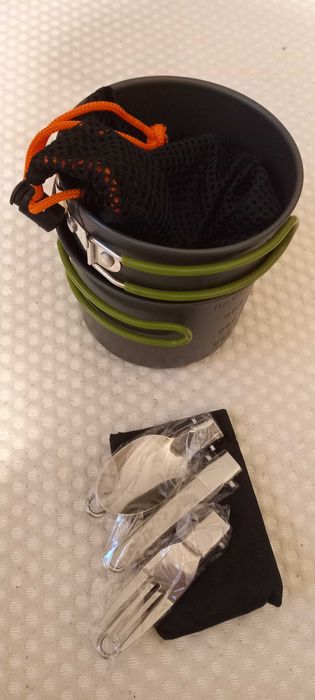Conjunto de louça de campismo - Kit compacto.