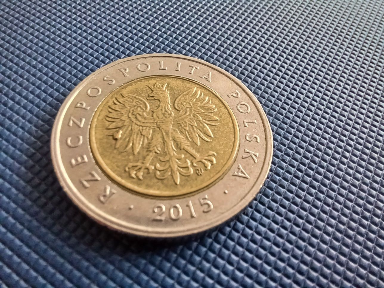 5 zł z 2015 r z błędem na piórach orła