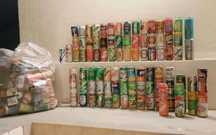 Coleção de latas antigas de refrigerantes e cerveja
