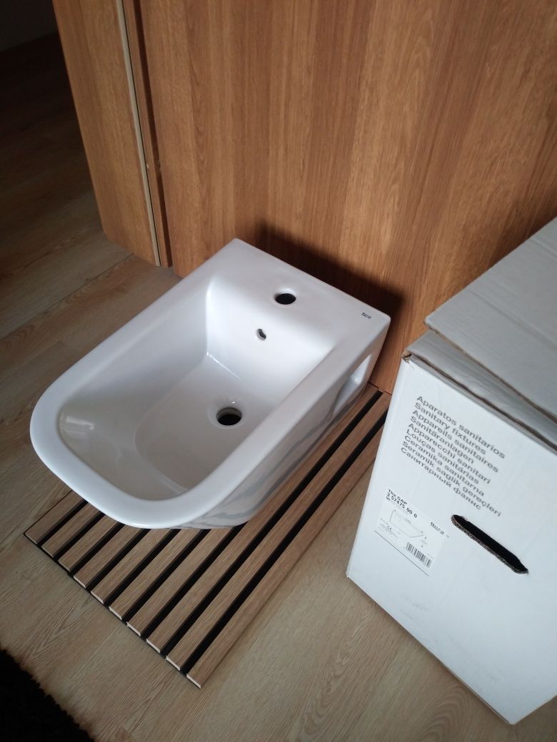 Nowy podwieszany bidet Roca The Gap