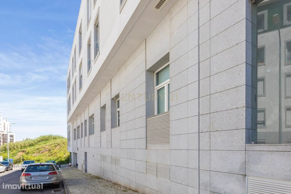 Espaço Comercial junto a Estação de Benfica.