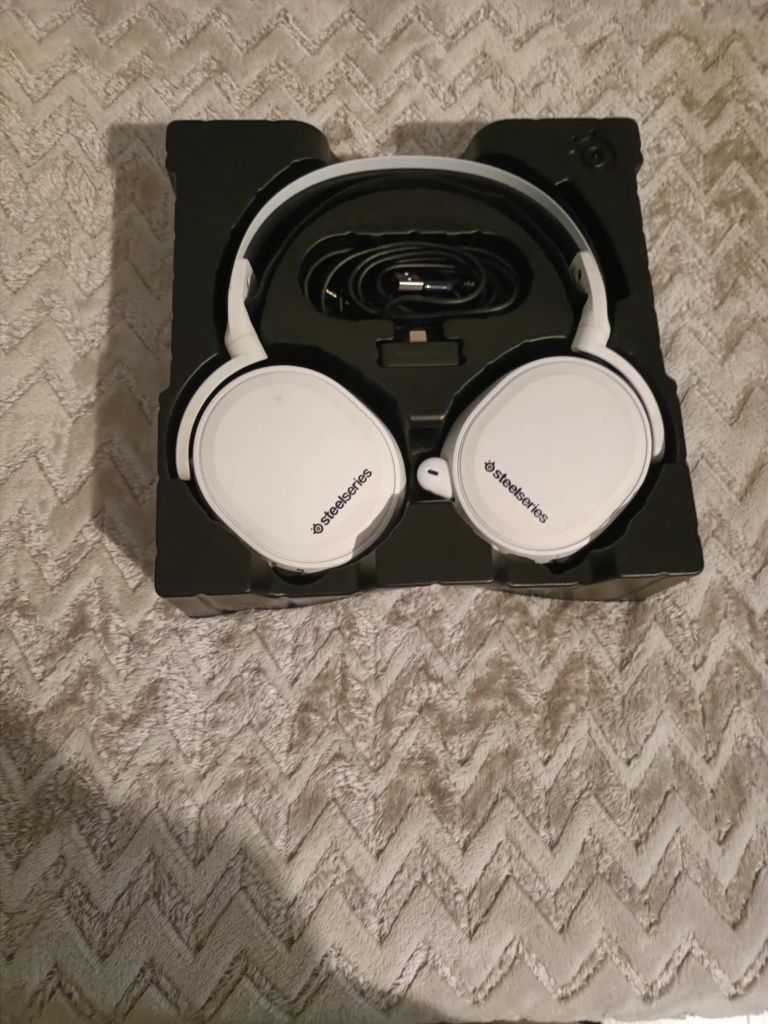 Sprzedam słuchawki bezprzewodowe steelseries arctis 7+ super stan!