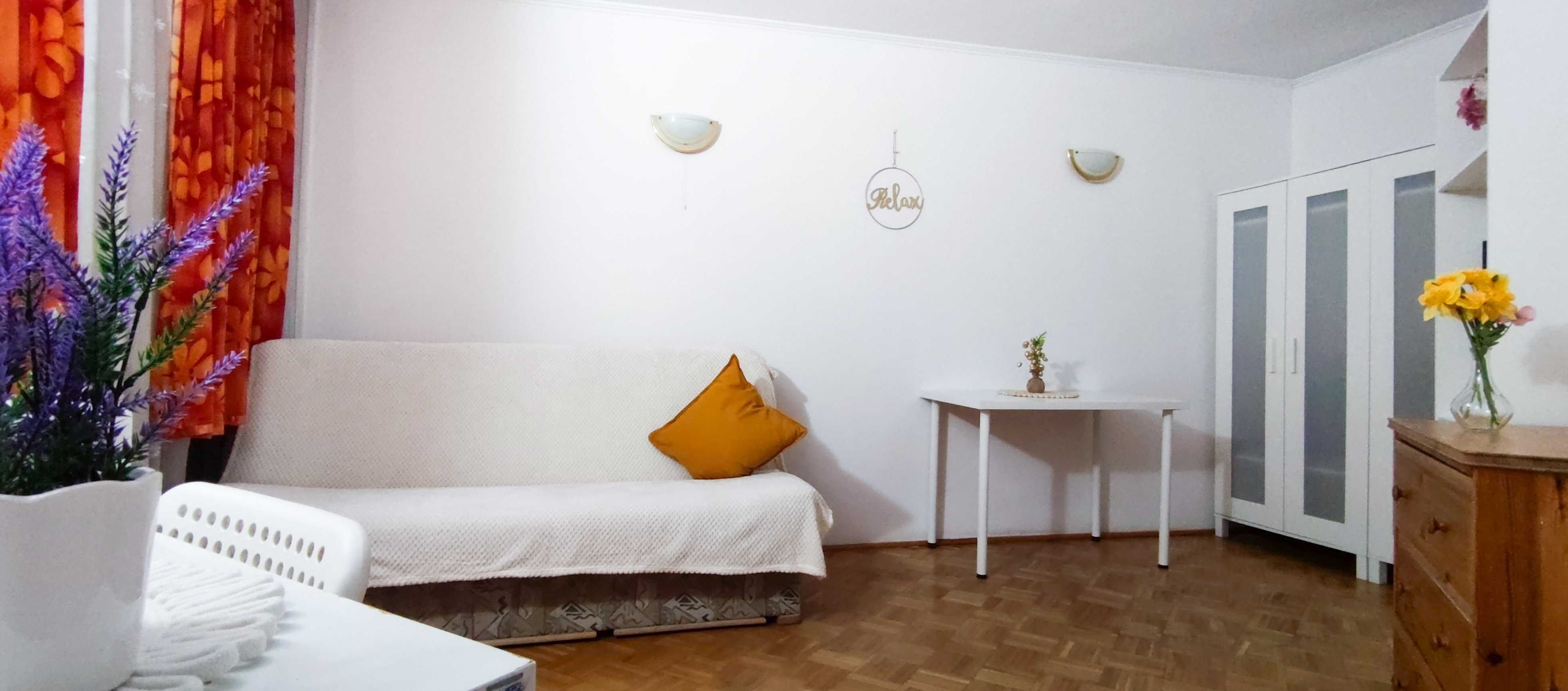 Fajny duży pokój do wynajęcia na Pradze - Południe. Pokój ma balkon.