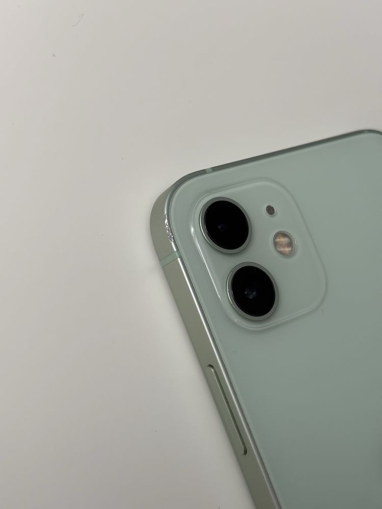 iPhone w idealnym stanie, z drobnymi defektami na obudowie