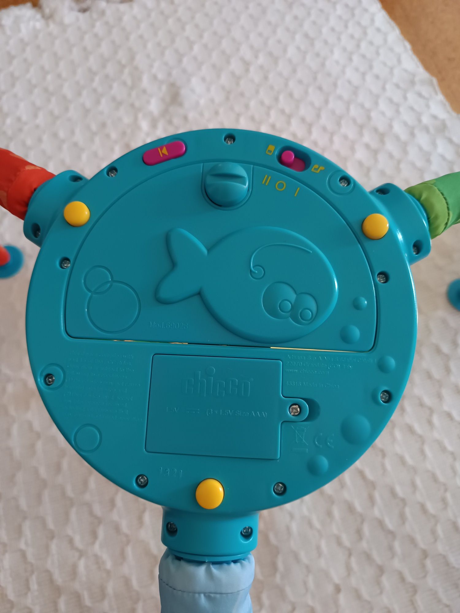 Brinquedo musical, luminoso, para bebé.