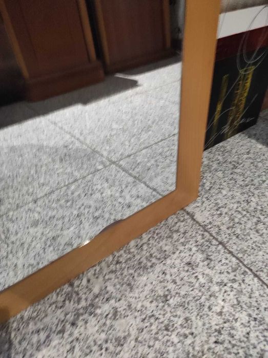 Espelho com moldura em madeira