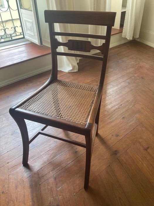 Mesa de madeira maciça com cadeiras em palhinha