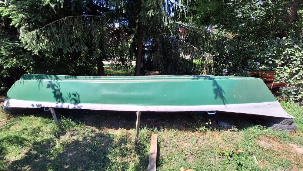 Łódź wiosłowo-motorową (4-ro osobową).