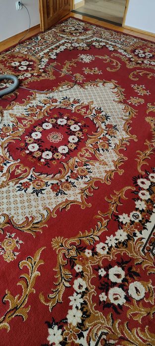 Dywan duży w bardzo dobrym stanie.