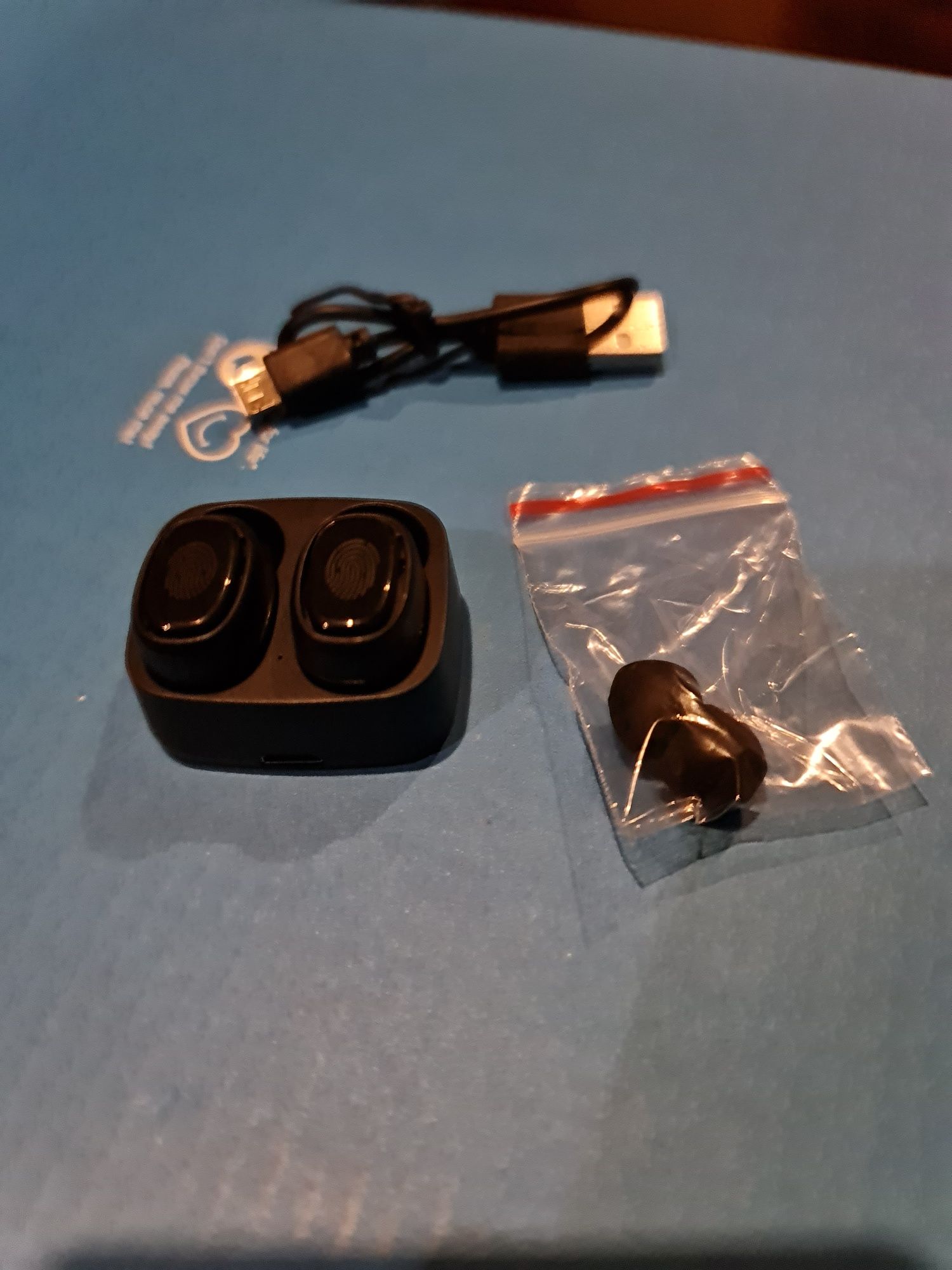 Auricular Bluetooth com caixa de carga