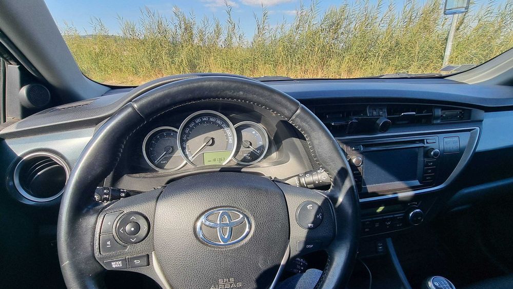 Toyota Auris 1.4D Comfort Pack Sport 2015: muito económico e só 1 dono
