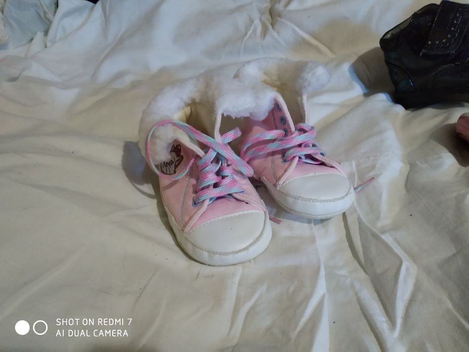 Продам обув детскую до 2 лет
