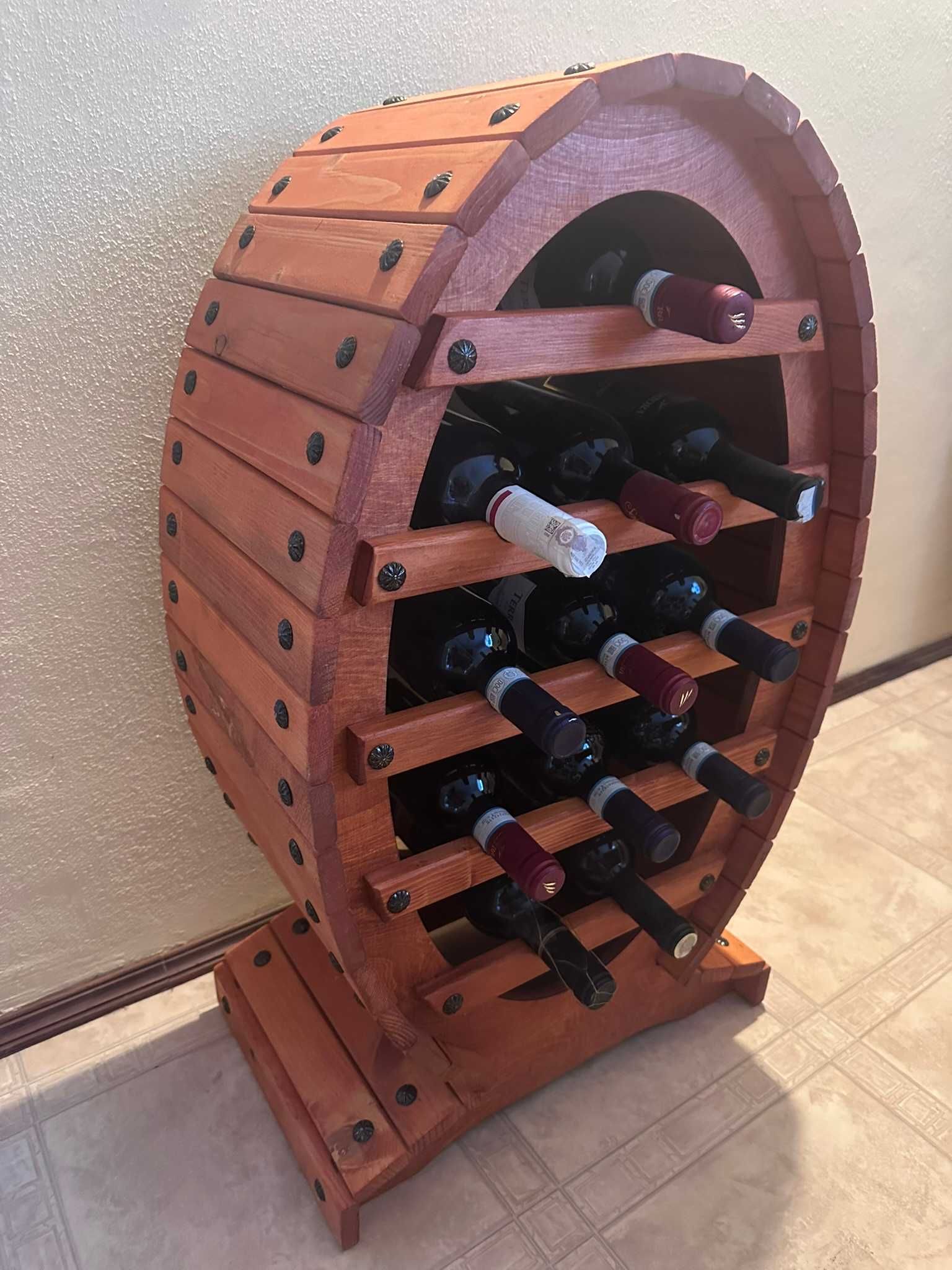drewniany stojak na wino